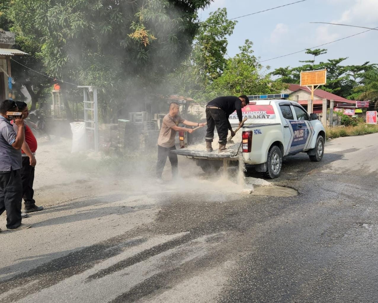 Cegah Laka Lantas, Satlantas Polres Siak Timbun Jalan Berlubang di Tualang