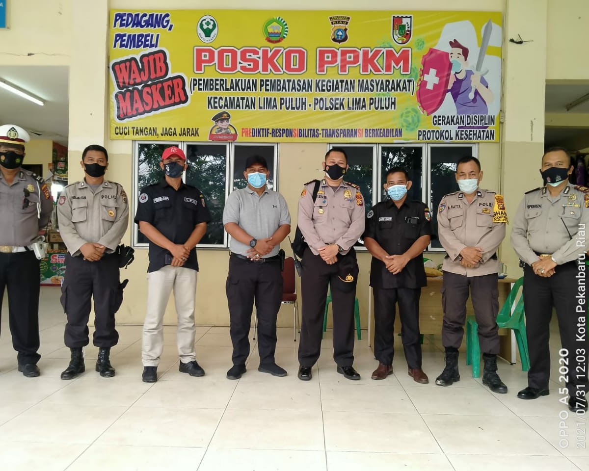 Tinjau Posko PPKM Pasar Limapuluh, Kapolsek Berharap Agar Tetap Terapkan Protokol Kesehatan