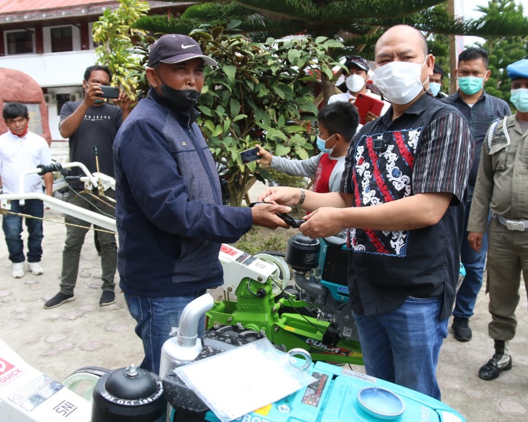 Bupati Taput Serahkan Bantuan Benih Jagung dan Alat Mesin Pertanian Kepada Kelompok Tani