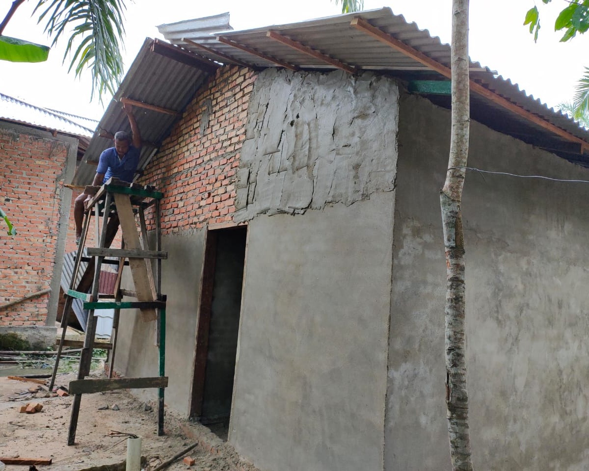 Personil Kodim 0301/PBR Melanjutkan Pekerjaan RTLH Di Kelurahan Tebing Tinggi Okura