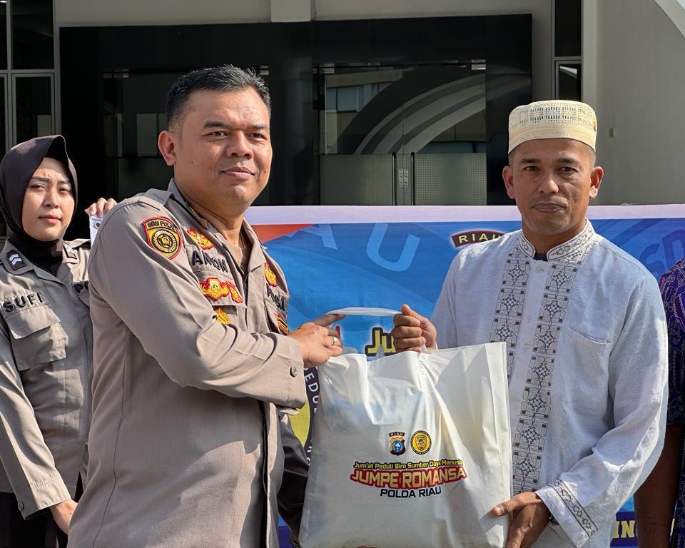 Bulan Suci Ramadan 1444 H 2023, Tim Jumpe Romansa Polda Riau Salurkan Bantuan Sembako di Sejumlah Masjid dan Mushola