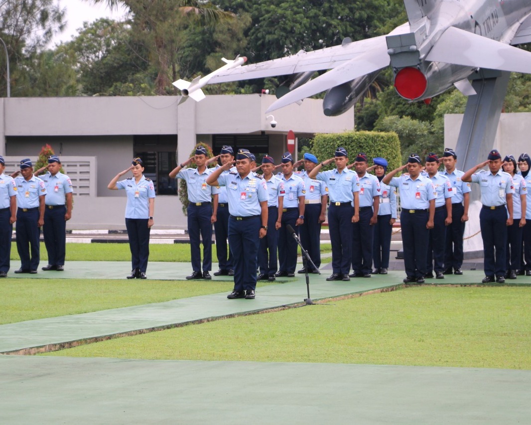 Kapen Kodau I Pimpin Upacara Bendera Mingguan