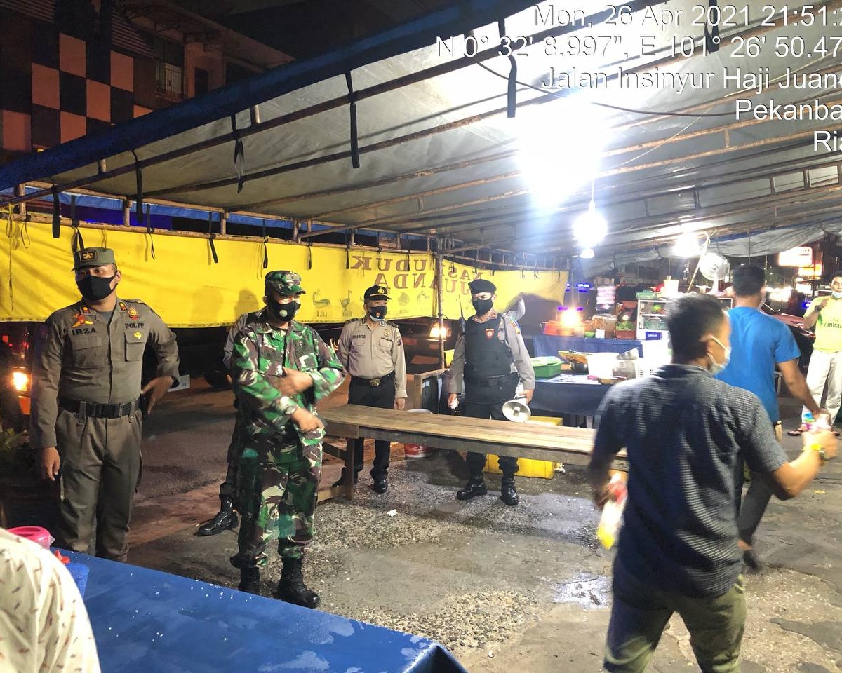 Personil Kodim 0301/PBR Ikut Hadir Dalam Patroli Penertiban PPKM dan Prokes Covid-19 di Beberapa Pusat Kuliner