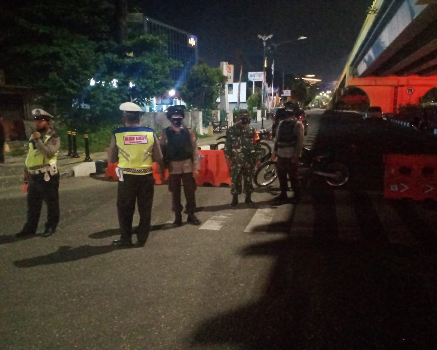 PPKM Level IV, Personil Kodim 0301/PBR Bersama Tim Gabungan Laksanakan Penyekatan Dalam Kota Pada Malam Hari