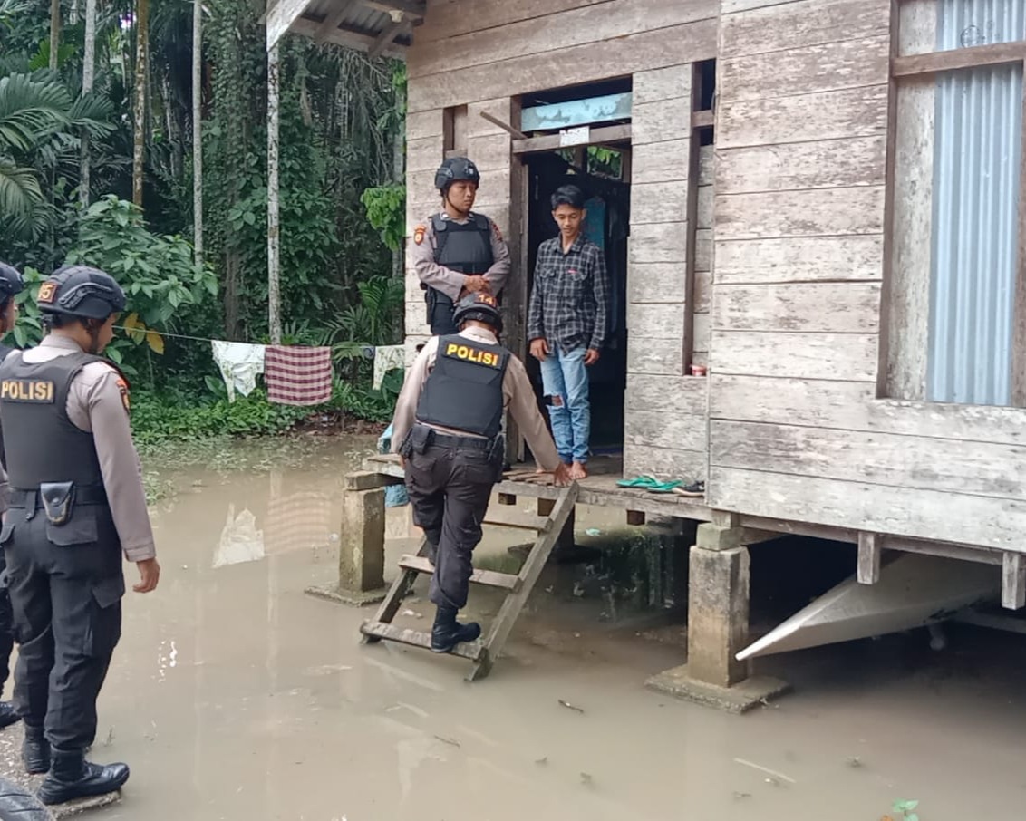 Satuan Samapta Polres Inhu Patroli DAS Indragiri, Sekaligus Cooling System Di Desa Sei Guntung Tengah