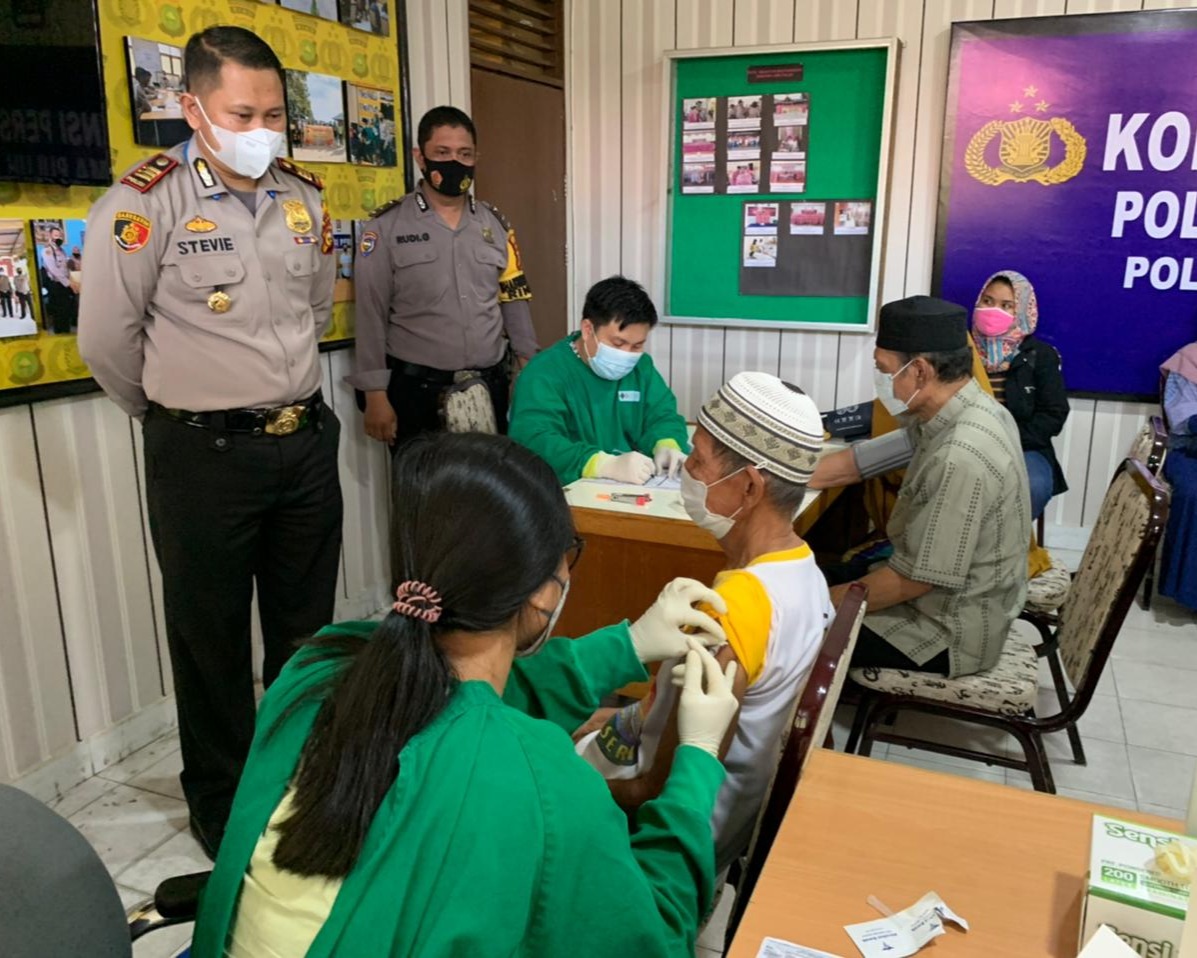 Dukung Percepatan Vaksinasi, Polsek Limapuluh Prioritas dan Peduli Terhadap Masyarakat Yang Lansia
