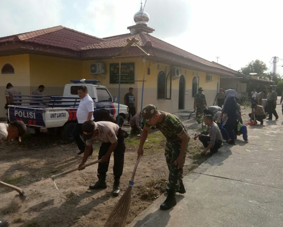 Babinsa Kodim 0301/Pekanbaru Bersama Polri dan Warga Melaksanakan Karya Bakti Membersihkan Mushallah Al Falah