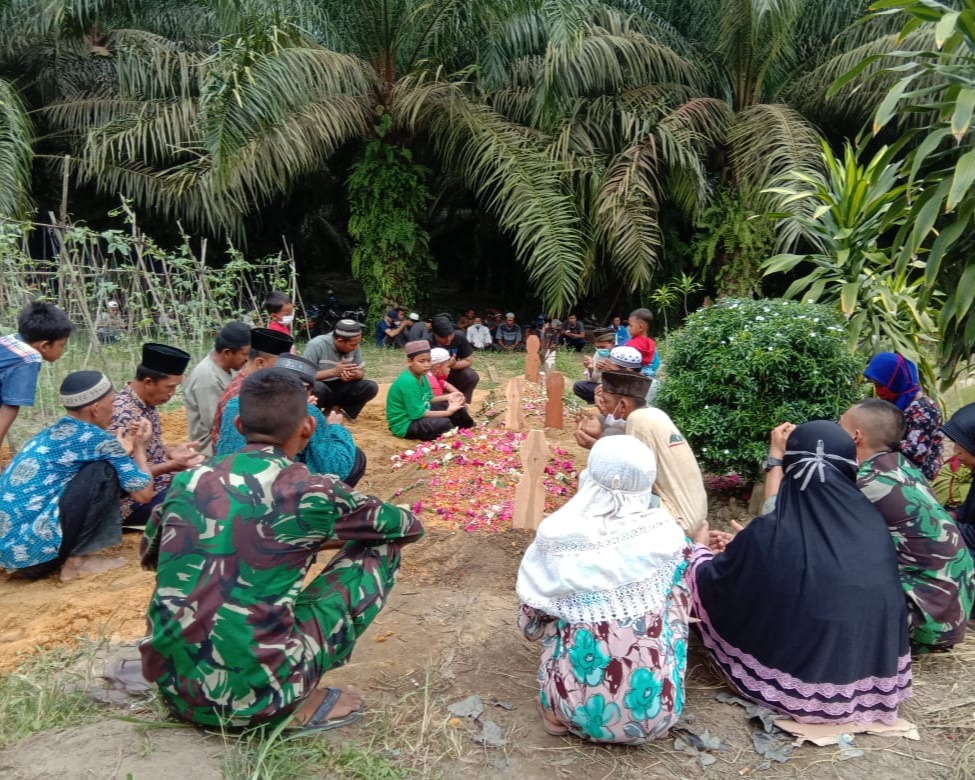 Ada Warga Meninggal Dunia Dilokasi Sasaran 7, Personil Satgas TMMD Kodim 0301/PBR Langsung Turun Membantu Proses Pemakaman dan Melayat