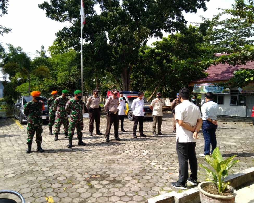 Babinsa Kodim 0301/Pekanbaru Bersama Petugas Gabungan Laksanakan Operasi Yustisi Untuk Cegah Penyebaran Covid-19