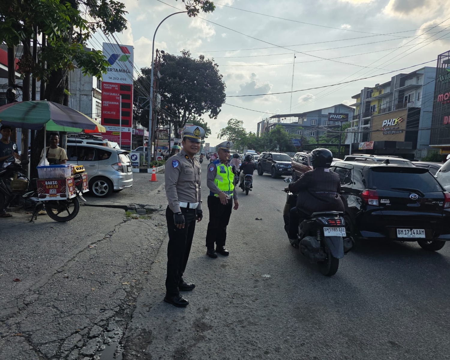 Kepadatan Di SPBU Teratasi, Polisi Lalu Lintas Bergerak Cepat Di Lapangan