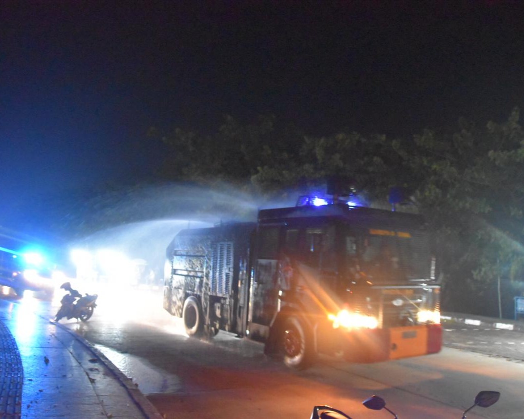 Cegah Penyebaran Covid-19 Jelang Hari Lebaran, Personil Satuan Brimob Polda Riau Penyemprotan Desinfektan Serentak Fasilitas Umum di Kota Pekanbaru