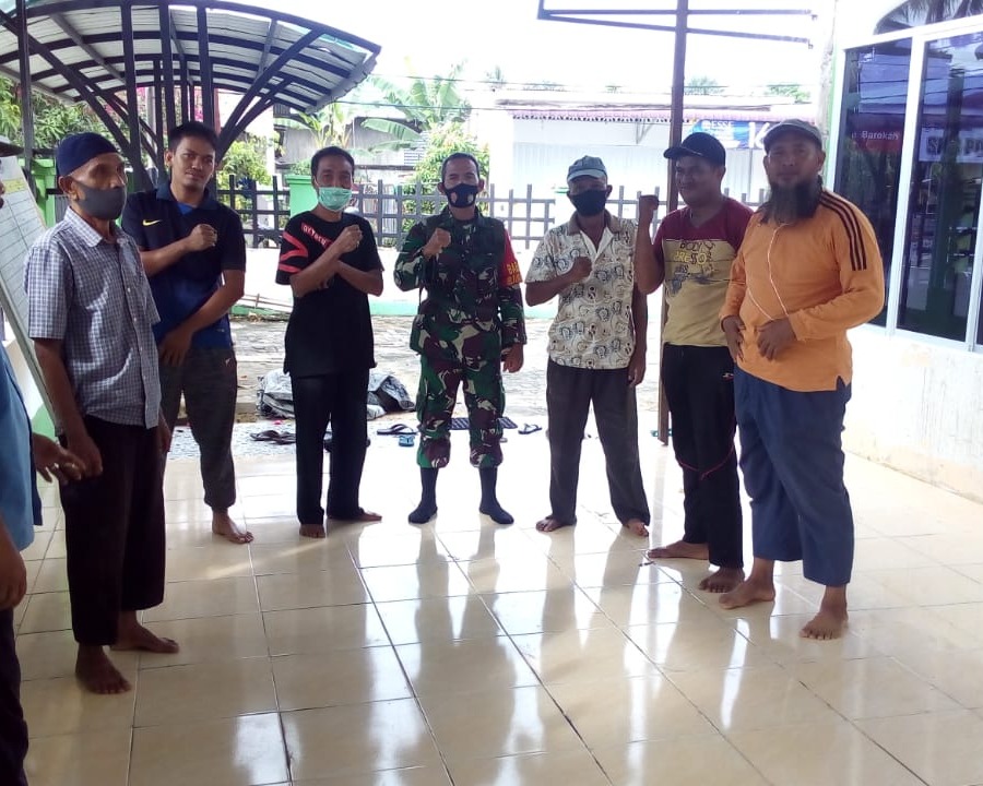 Sambut Bulan Suci Ramadhan 1442 H, Babinsa Kodim 0301/PBR Laksanakan Gotong Royong Bersihkan Masjid Bersama Masyarakat Kelurahan Tangkerang Timur