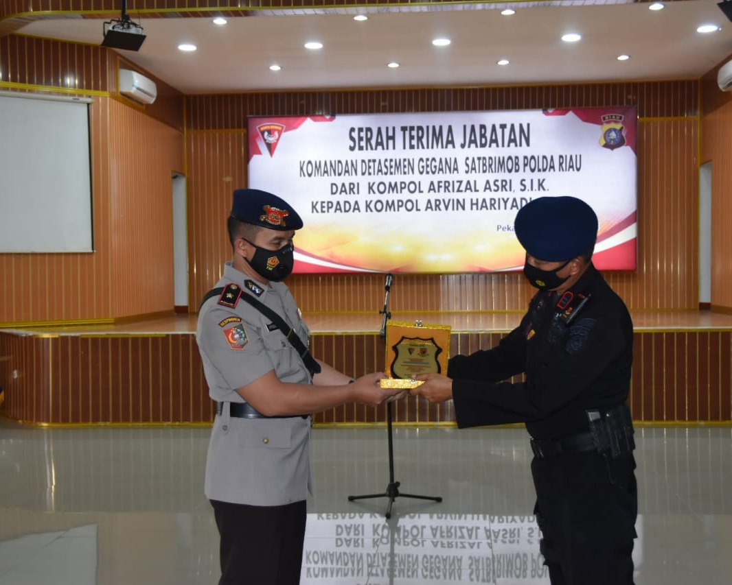 Dansat Brimob Polda Riau Pimpin Upacara Sertijab Danden Gegana Sat Brimob