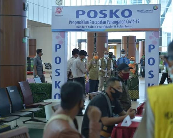 Gubri Meninjau Posko Pengendalian Percepatan Penanganan Covid-19 Bandara SSK II Pekanbaru
