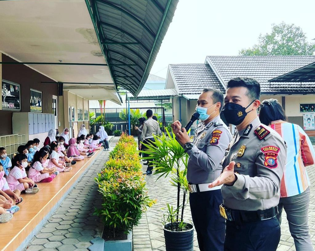 Polisi Sahabat Anak, Polsek Payung Sekaki Polresta Pekanbaru Kunjungi TK Al Azhar Shifa Budi