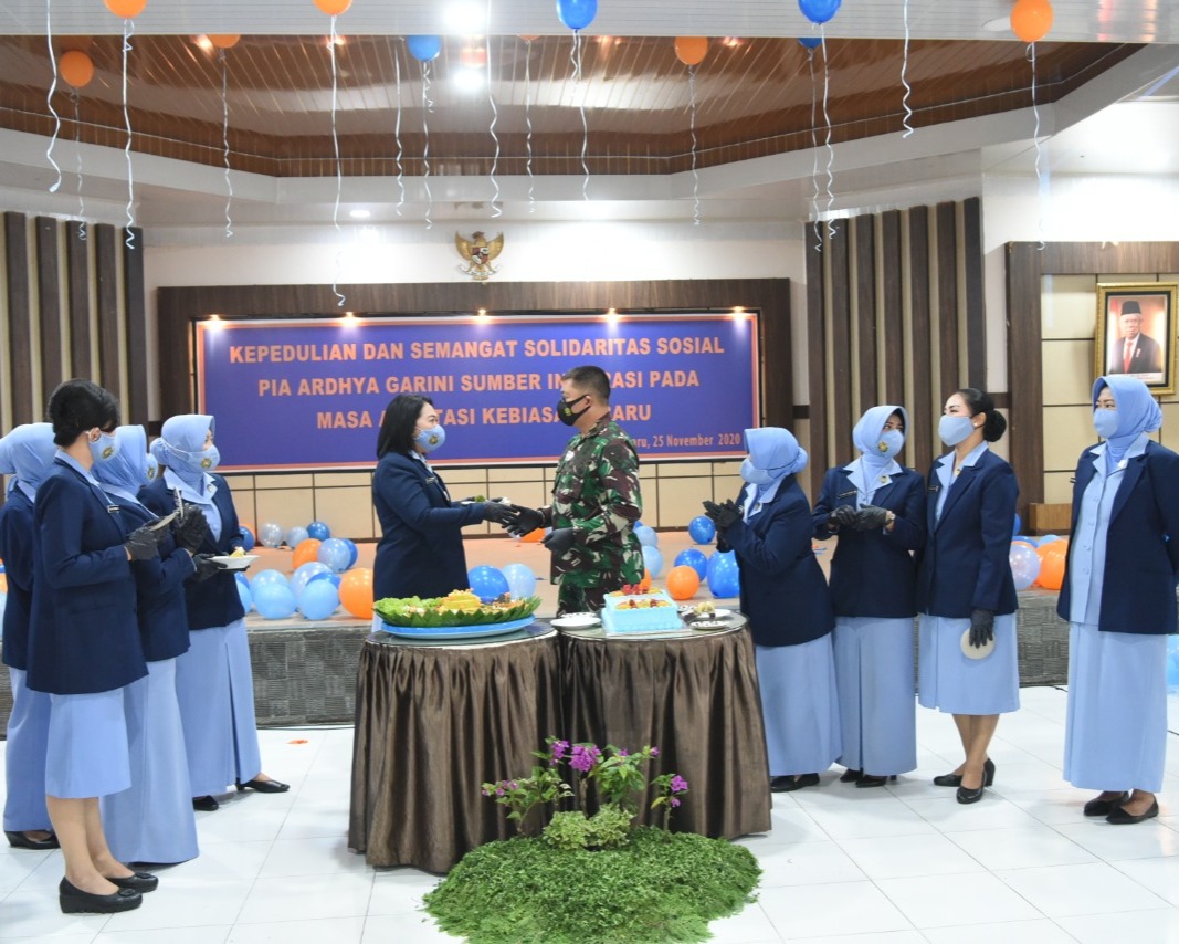 Potong Tumpeng Rayakan Syukuran HUT PIA Ardhya Garini Ke-64 Di Lanud Roesmin Nurjadin