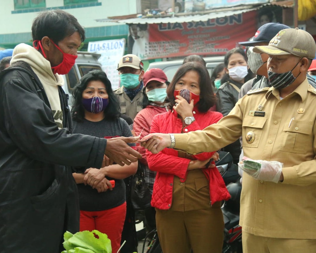 Atasi Anjloknya Harga Sayuran, Bupati Taput Kembali Membeli Langsung Hasil Pertanian di Pasar Siborong - borong