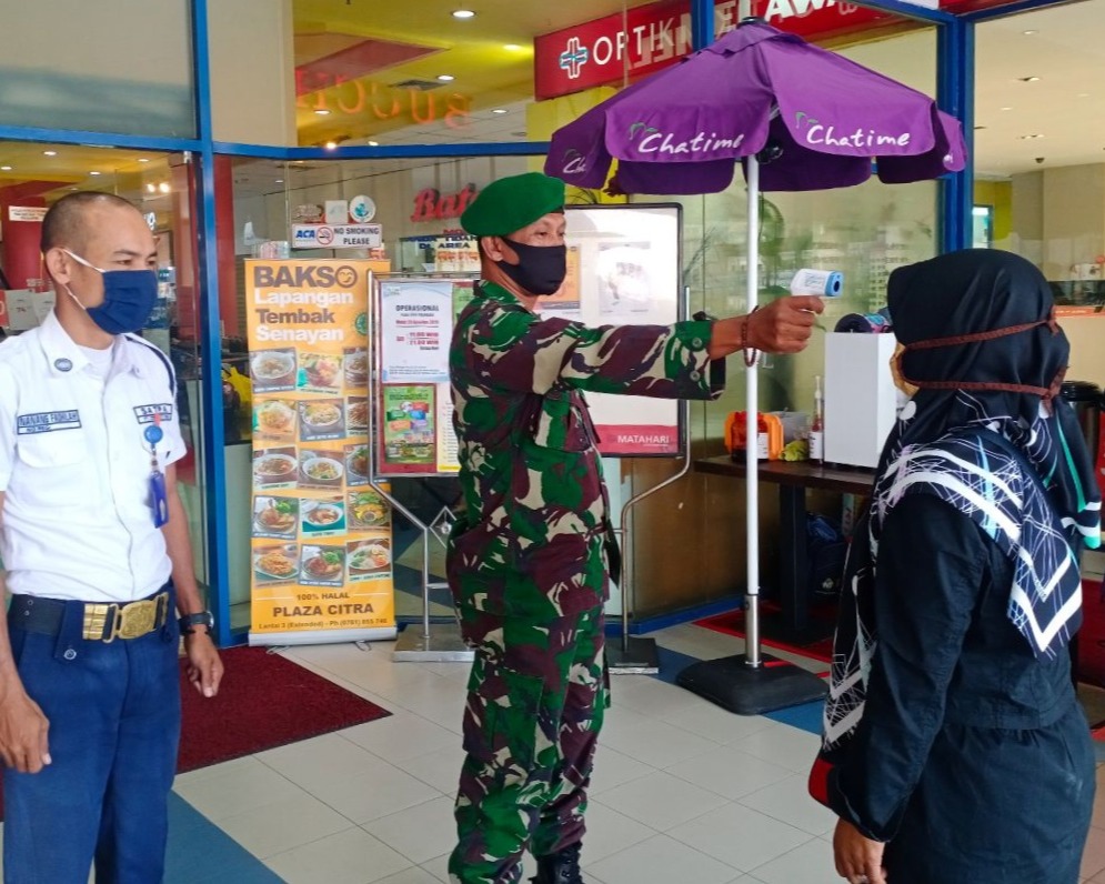 Babinsa Kodim 0301/PBR Selalu Laksanakan Penegakan Protokol Kesehatan Di Setiap Keramaian dan Pusat Pembelajaan