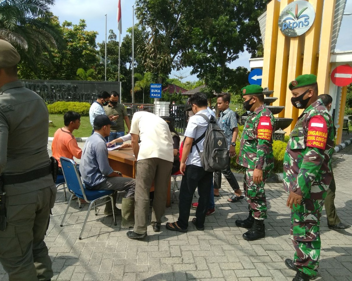 Babinsa Kodim 0301/Pekanbaru Bersama Petugas Gabungan Laksanakan Operasi Yustisi Untuk Cegah Penyebaran Covid-19