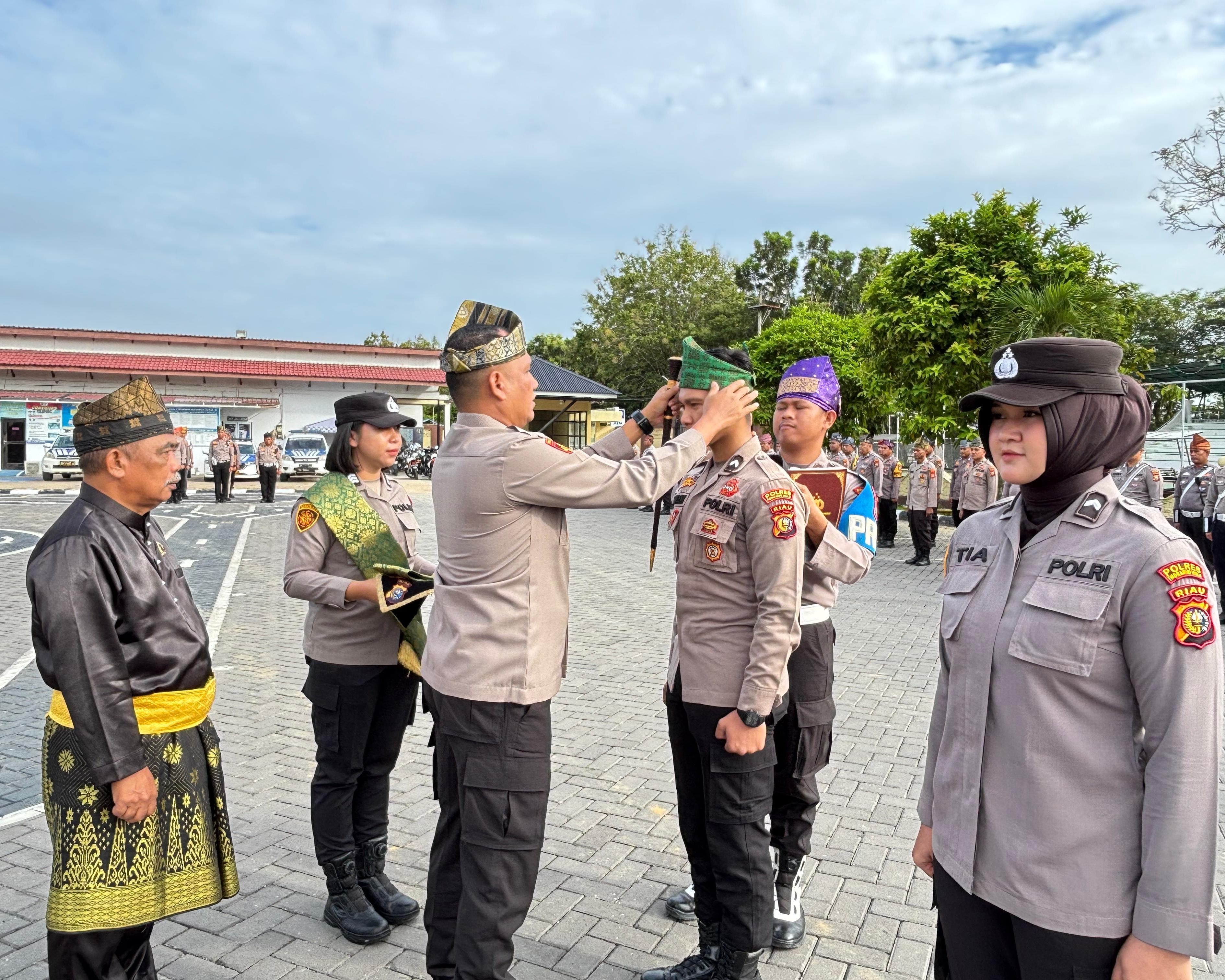 Kapolres Indragiri Hulu bersama Ketua LAMR-INHU, Launching Program Kapolda Riau, Jumat Ber Tanjak dan Selempang, Wujudkan dan Lestarikan Budaya Melayu Dalam Memberikan Pelayanan Kepada Masyarakat