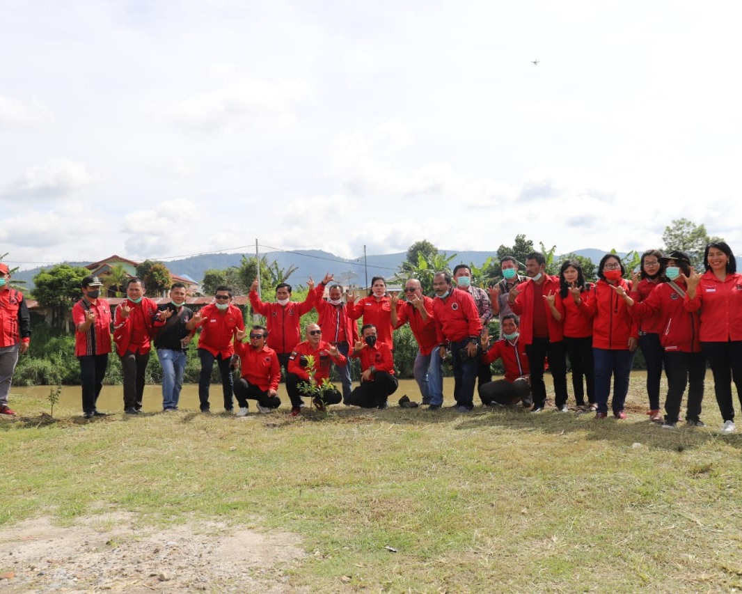 Ketua DPC PDIP Taput Lakukan Penanaman Pohon Berbuah dan Pohon Lindung di Daerah Aliran Sungai Aek Sigeaon Rangkea Sipapangan