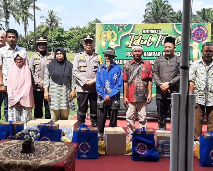 Sambut Hari Raya Idul Fitri 1445 H, Polres Kampar Bagi-bagi Sembako di Alun-alun Desa Tanjung Sawit