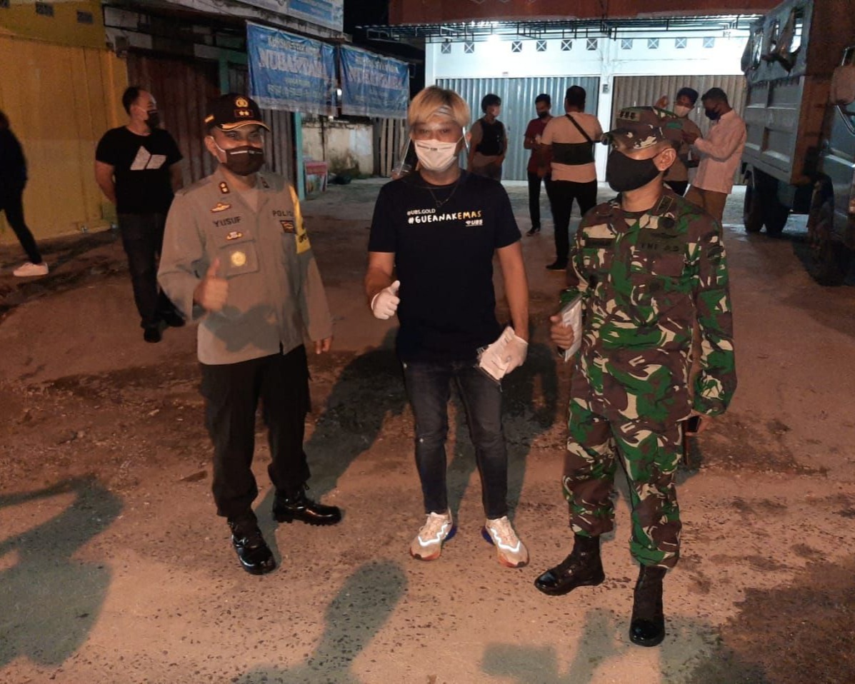 Dandim 0301/Pekanbaru dan Kapolresta Bersama Artis Fashion Ceren Delano Ikut Patroli Penerapan PSBB Serta Membagikan Masker Bagi Pengguna Jalan