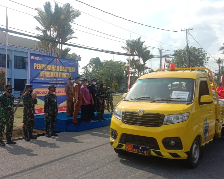 Peduli Dampak Covid-19, PT Angkasa Pura II (Persero) Bandara SSK II Pekanbaru Bersinergi Dengan Lanud RSN Gelar Penyerahan Bantuan Sembako Gratis