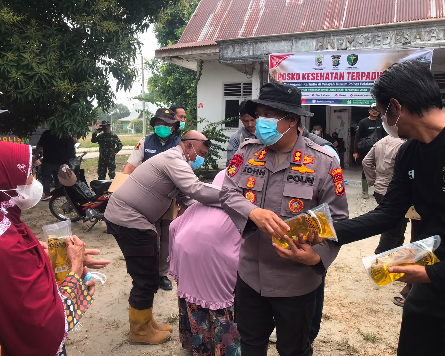 Kapolres Pelalawan Bersama Tim Gabungan Bagikan Masker dan Sembako Untuk Warga Terdampak Asap Karhutla di Kerumutan