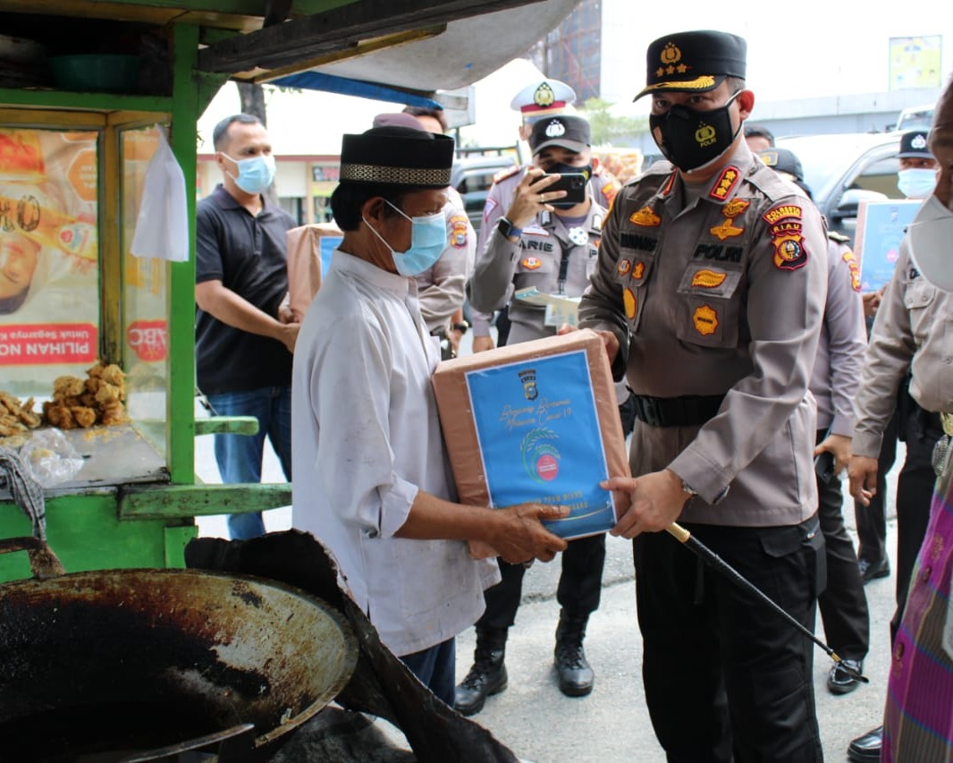 Dampak Pandemi Covid-19, Kapolresta Pekanbaru Bagikan Sembako Untuk Pedagang Kaki Lima
