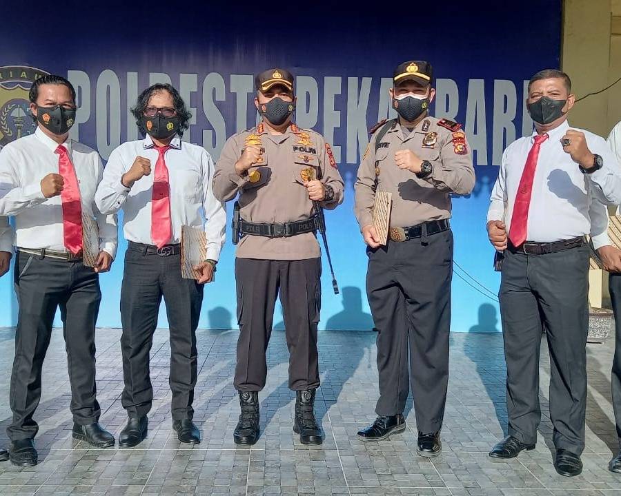 Kapolresta Pekanbaru Berikan Penghargaan Kepada Kapolsek Limapuluh dan Team Batman 50, Karena Berhasil Mengungkap Kasus Pembunuhan Tercepat Dalam Waktu 45 Menit