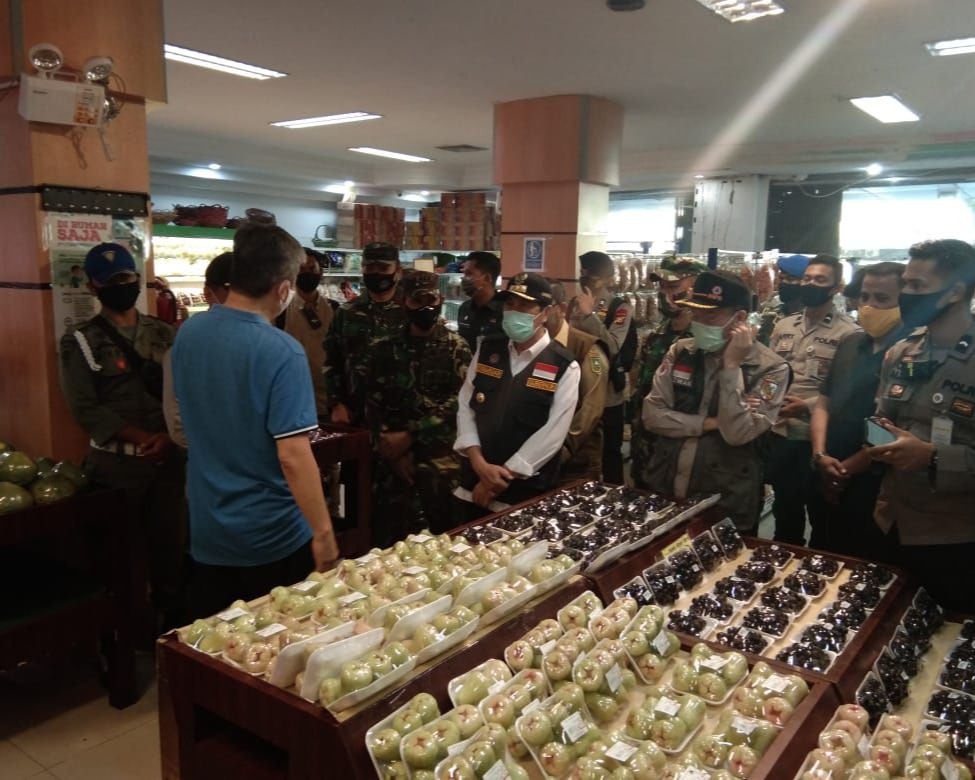 Dandim 0301/PBR Bersama Forkopimda Provinsi Riau dan Forkopimda Kota Pekanbaru Lakukan Peninjauan Penegakan Disiplin Pelaksanaan Prokotol Kesehatan di Pusat Keramaian
