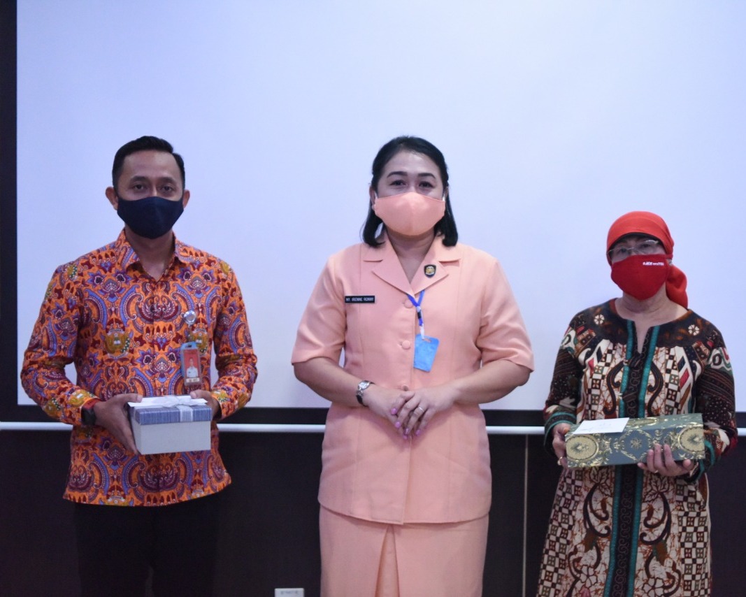 Ny. Irenne Ronny Moningka Lepas Purna Tugas SD Angkasa Lanud Roesmin Nurjadin