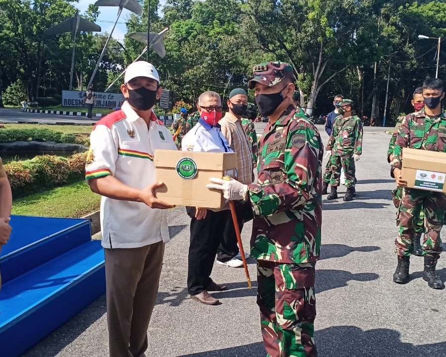 Dandim 0301/Pekanbaru Hadiri Kegiatan Gerakan Bakti Sosial Pemberian Sembako Kepada Masyarakat Yang Terdampak Covid-19 di Lanud RSN