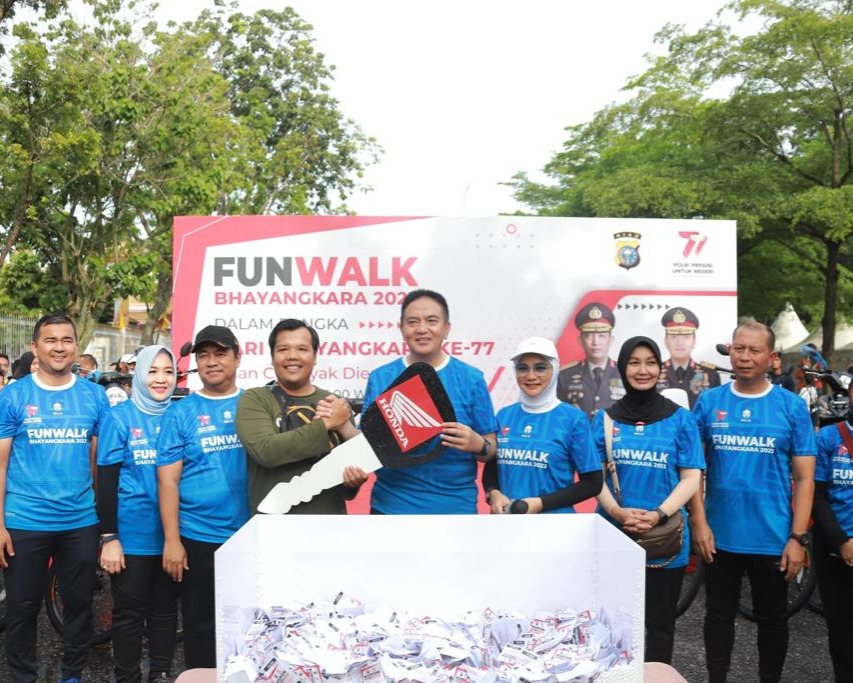 Ribuan Masyarakat Kota Pekanbaru Antusias Mengikuti Fun Walk Bhayangkara Ke-77 Tahun 2023