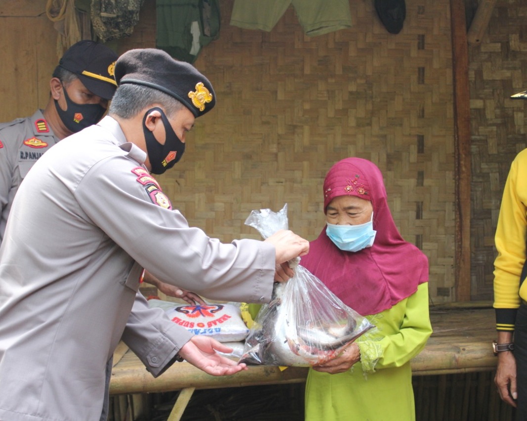Jumat Barokah Polda Banten, Bantu Masyarakat Terdampak Covid-19