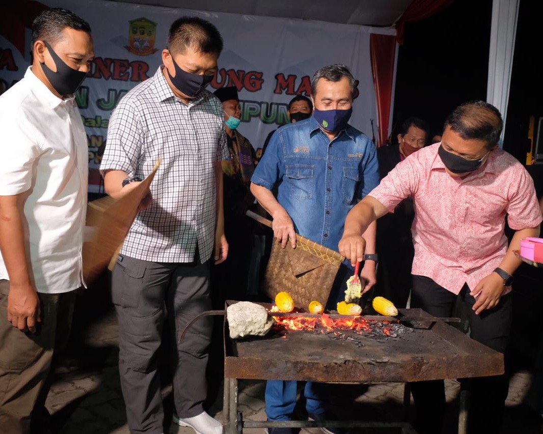 Bakar Jagung Bersama Forkopimda Serta Masyarakat, Kapolda Riau Sebut Gerakan Jaga Kampung Bukan Konsep Melainkan Realita
