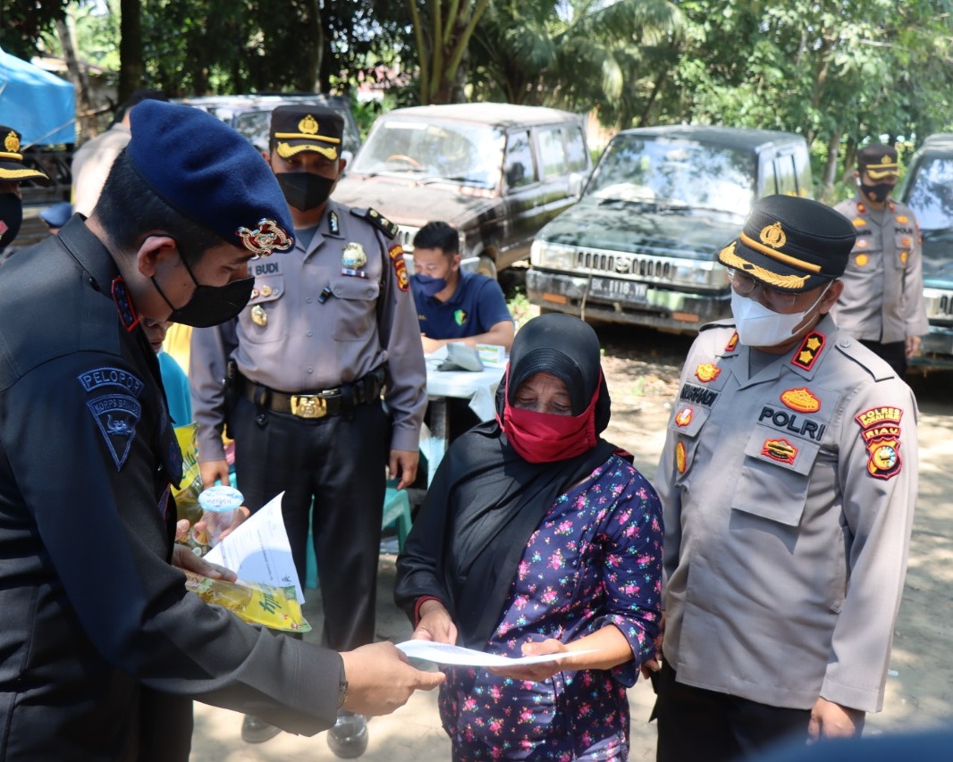 Dansat Brimob Polda Riau Tinjau Jajaran Polsek di Polres Rohil Kebut Pencapaian Vaksinasi Lansia