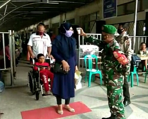 Guna Mencegah Covid-19, Petugas Gabungan Himbau Penumpang di Pelabuhan Sei Duku Patuhi Protokol Kesehatan