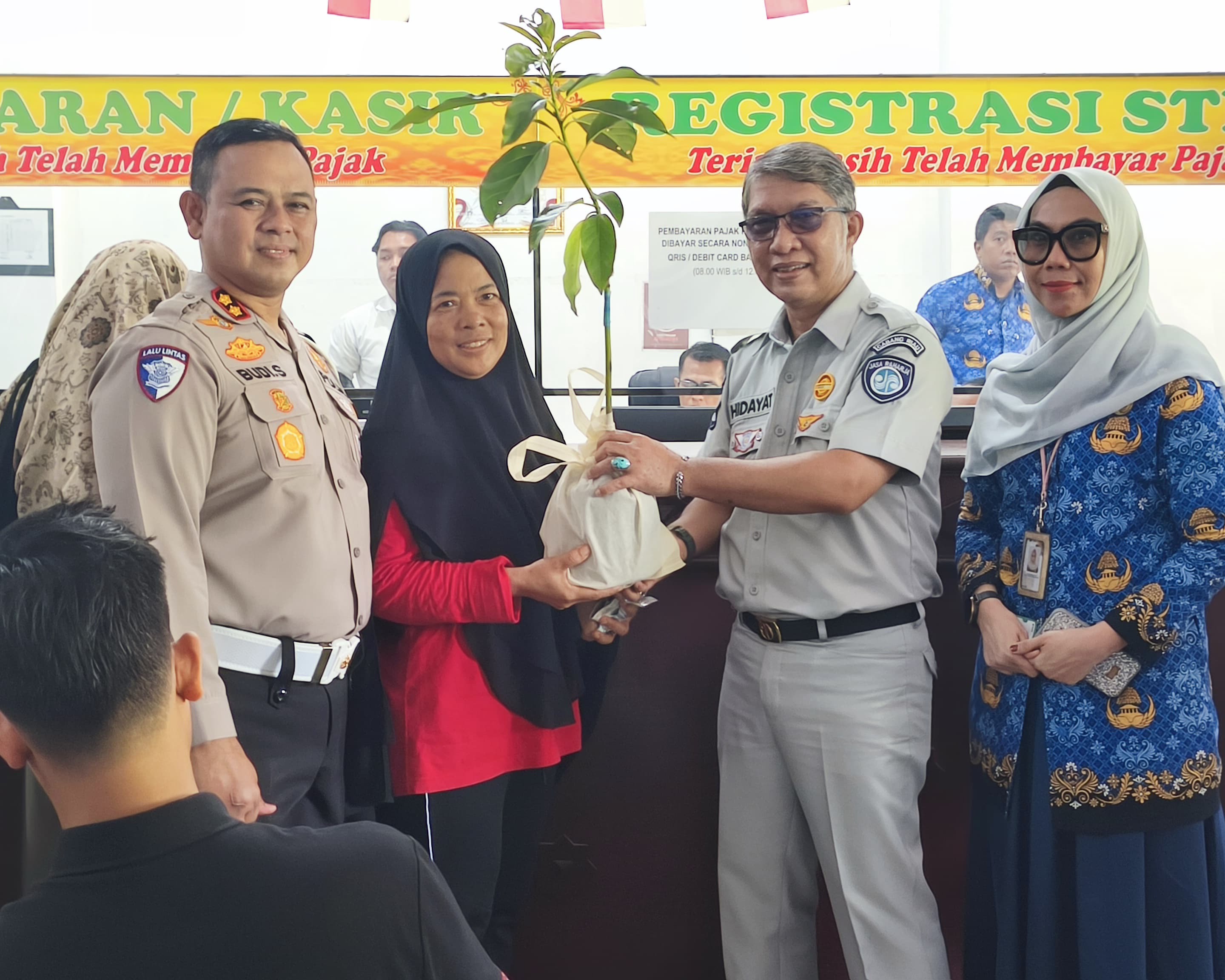 Hari Pertama Operasi Zebra Lancang Kuning 2025, Samsat Bersama Ditlantas Polda Riau Hadir Dekat Wajib Pajak: Edukasi, Layanan, Dan Peduli Lingkungan