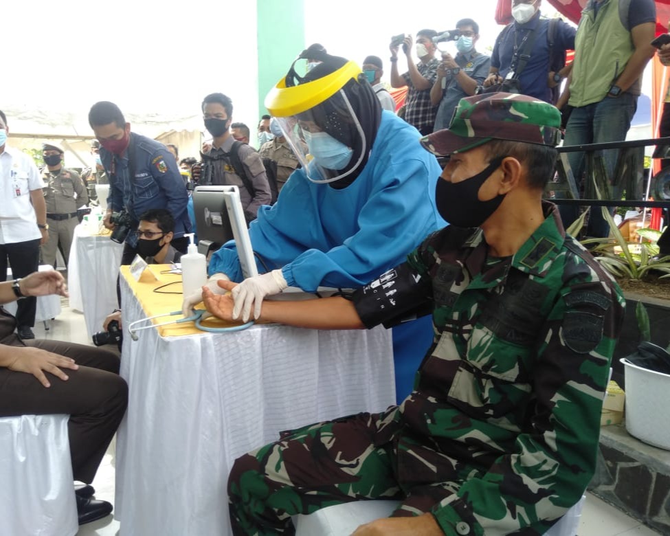 Pasi Ops Kodim 0301/PBR Ikut Penyuntikkan Vaksinisasi Covid-19 di Puskesmas Rejosari