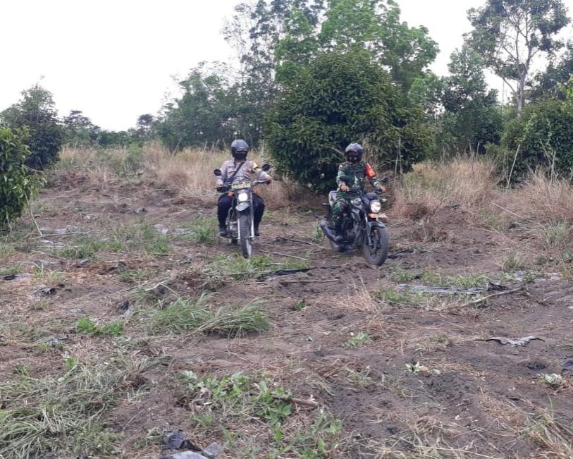 Sinergitas TNI - Polri, Babinsa Kodim 0301/PBR Laksanakan Patroli dan Sosialisasi Karhutla Bersama