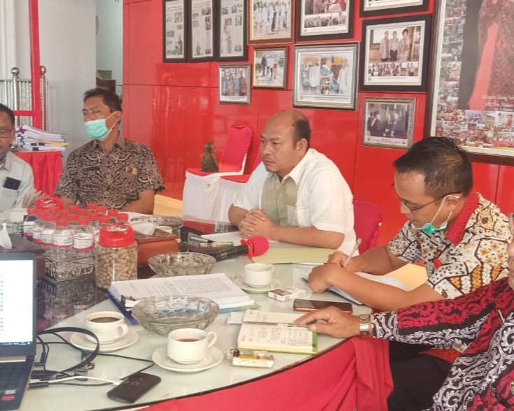 Bupati Taput Rapat Pokja Apkasi Melalui Zoom Meeting Tentang Peraturan Pelaksanaan UU Tentang Cipta Kerja