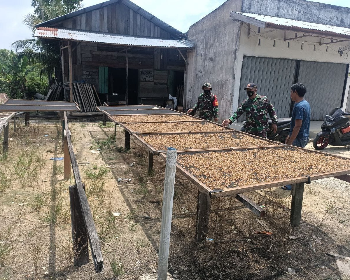 Melalui Komsos, Babinsa Kodim 0301/Pekanbaru Jalin Silaturahmi Bersama Pengerajin Kerupuk