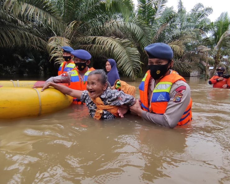 Personil Brimob Polda Riau Evakuasi Warga Terdampak Banjir di Desa Penyaguhan Kabupaten Inhu