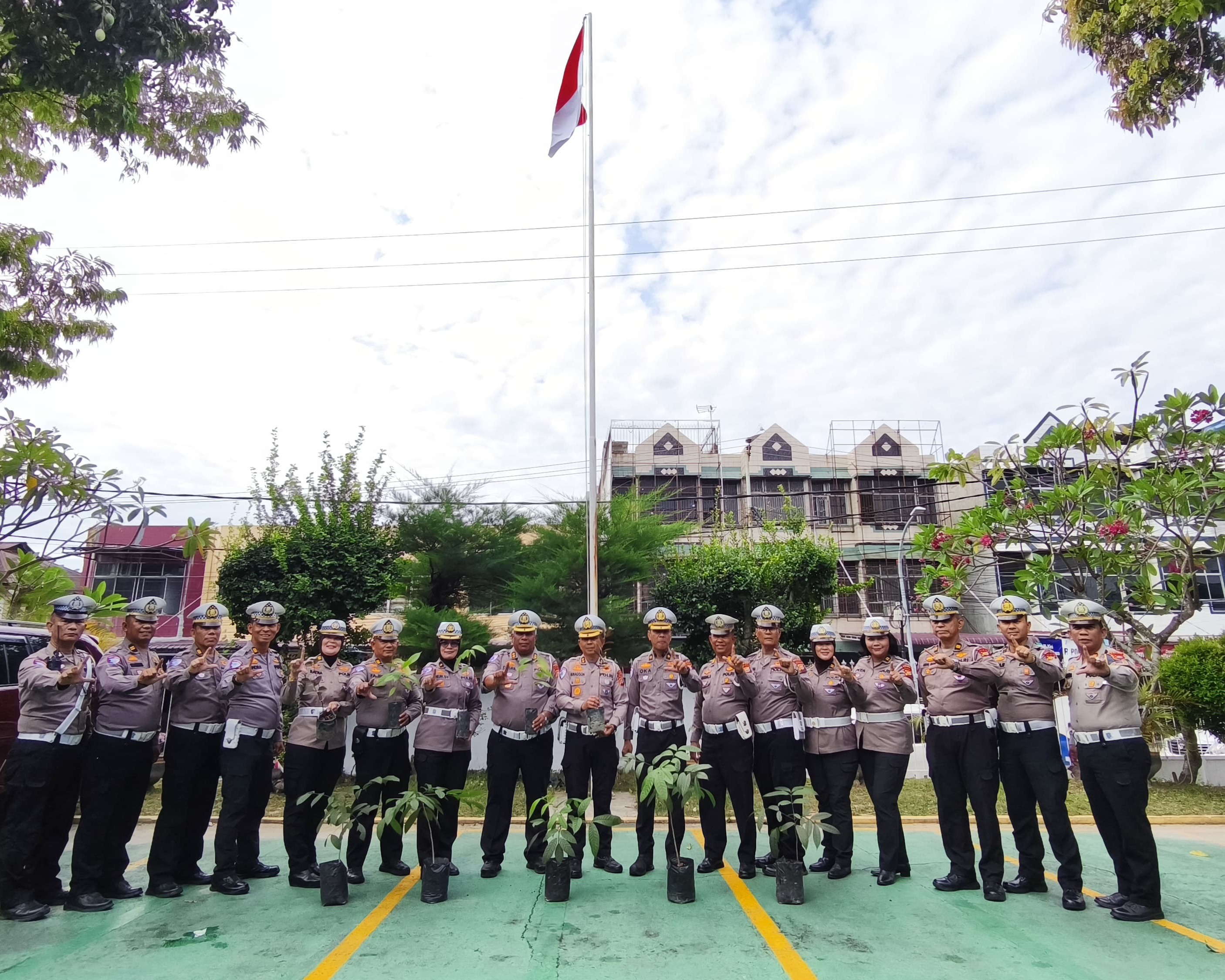Hijaukan Lingkungan, Ditlantas Polda Riau Gelorakan Semangat Green Policing Lewat Aksi Tanam Pohon Di Mako