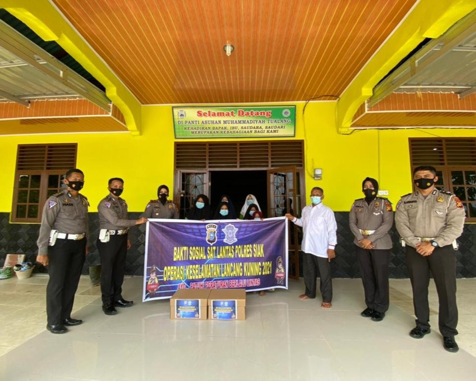 Dalam Rangka Operasi Keselamatan Lancang Kuning 2021, Satlantas Polres Siak Gelar Bakti Sosial Bagikan Paket Sembako di Enam Lokasi