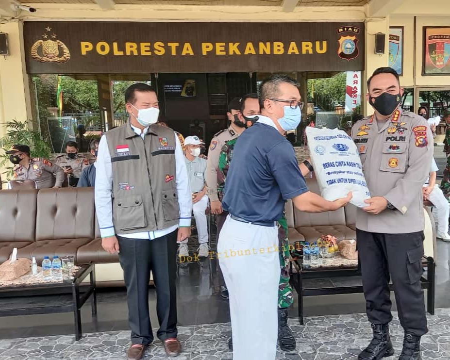 Kapolresta Pekanbaru Melepas Penyaluran Bansos 250 Ton Beras Kepada Masyarakat Yang Terdampak Covid-19, 'Program Rp 1000 Berjuta Makna Polresta Pekanbaru'