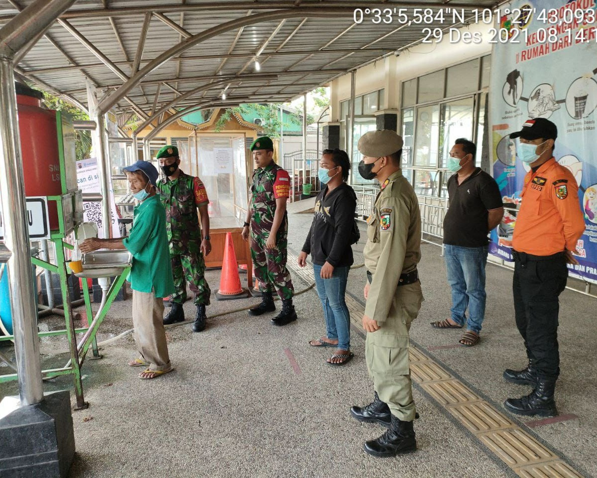 Babinsa Kodim 0301/PBR Melaksanakan Pam Pos Nataru 2022 di Pelabuhan Sei Duku