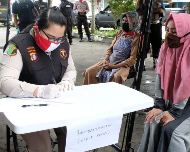 Polda Kalteng Menggelar Pemeriksaan Rapid Tes Massal Di Pasar Kahayan Kota Palangka Raya, Guna Memutus Mata Rantai Penyebaran Covid-19